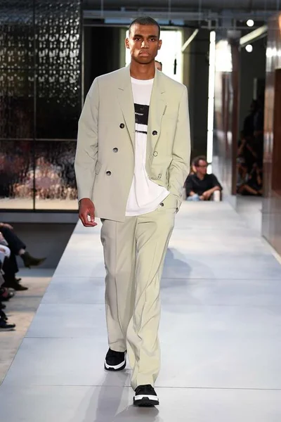Look 100